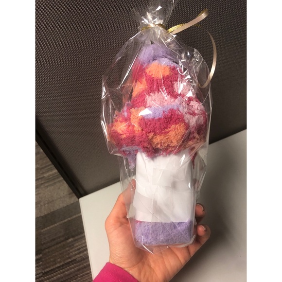 Mary Kay Socks + Beauty Gift - Picture 2 of 2